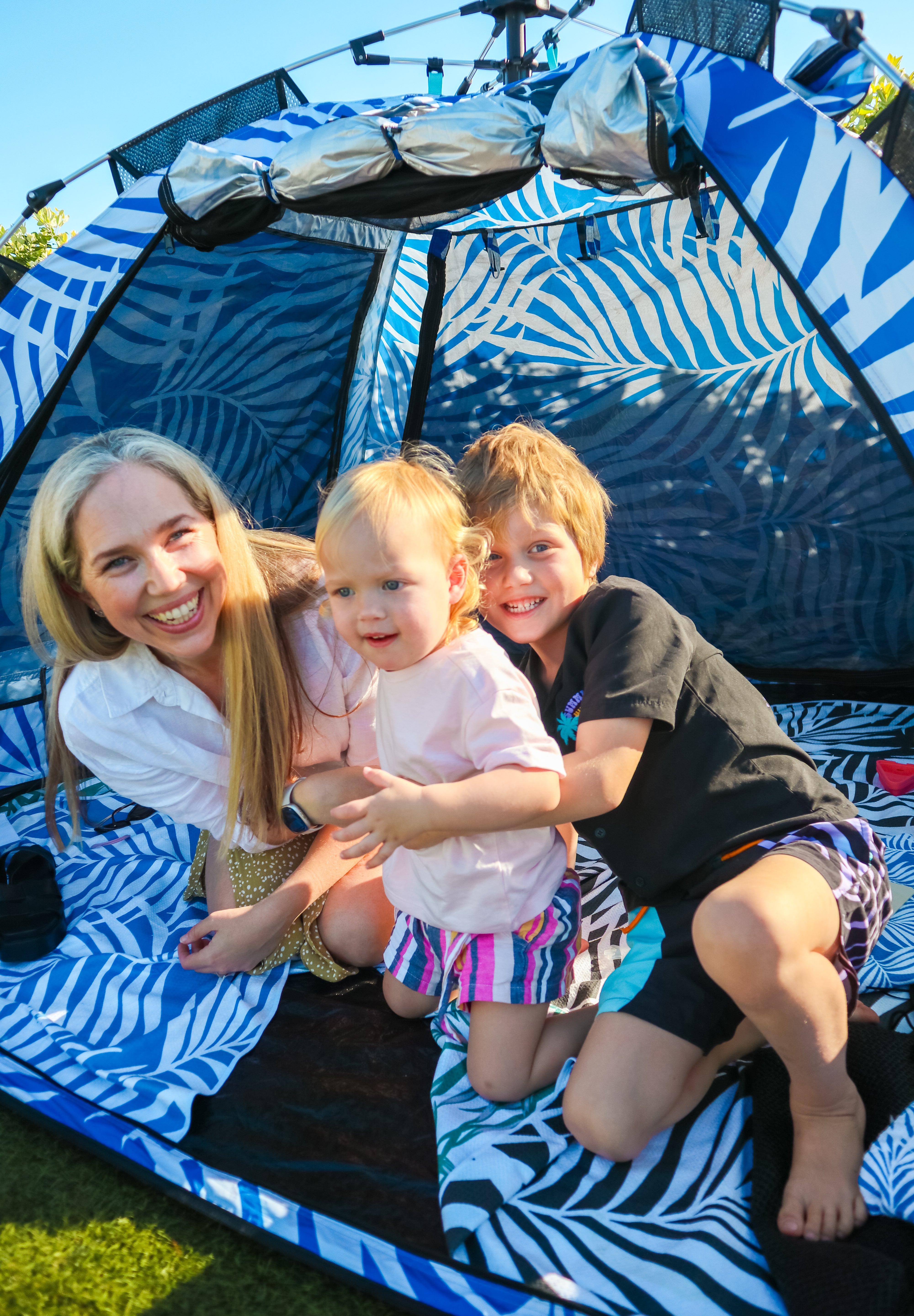 Family beach tent sunplay